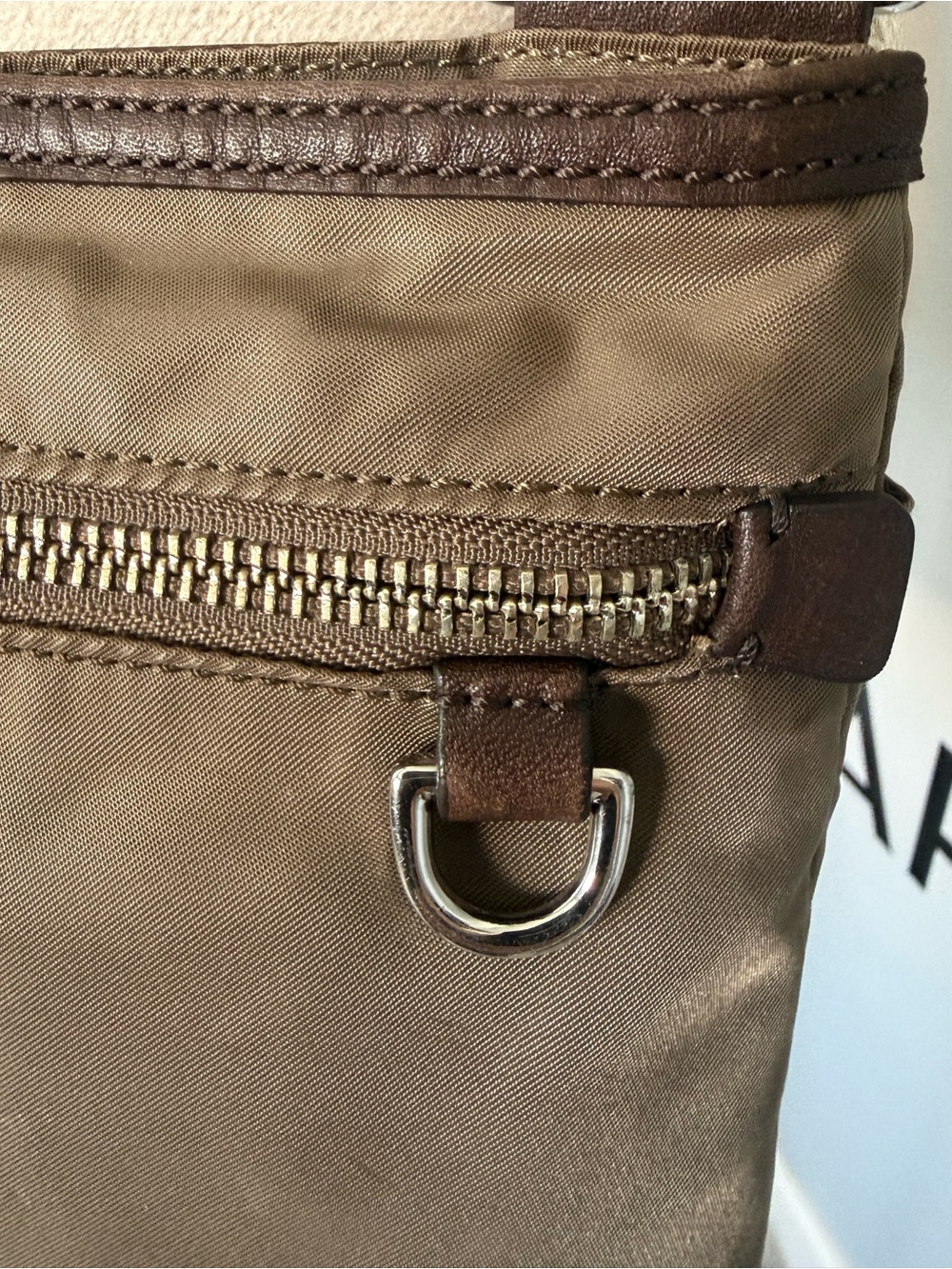 GUC Tumi Voyager Taupe Nylon Crossbody Messenger Bag with Leather Trim - Picture 4 of 13